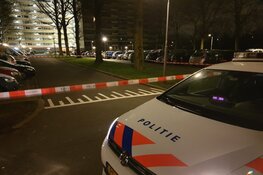 Gewapende overvaller rijdt met gestolen bestelauto op politie in: agent vuurt gericht