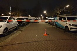 Gewapende overvaller rijdt met gestolen bestelauto op politie in: agent vuurt gericht