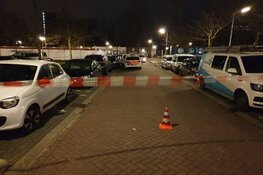 Gewapende overvaller rijdt met gestolen bestelauto op politie in: agent vuurt gericht
