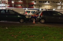 Gewapende overvaller rijdt met gestolen bestelauto op politie in: agent vuurt gericht