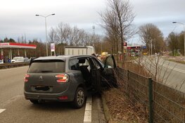 Automobiliste rijdt tegen aanhanger
