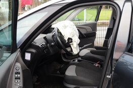 Automobiliste rijdt tegen aanhanger