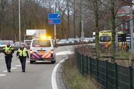 Automobiliste rijdt tegen aanhanger