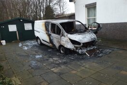 Bestelbus in brand op oprit