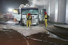 Vrachtwagen in brand in Zaandam