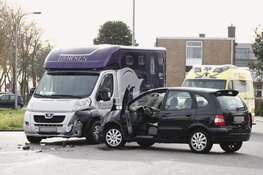 Botsing tussen auto en paardenvervoer