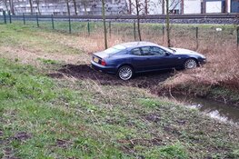 Peperdure Maserati uit de bocht