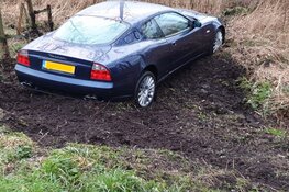 Peperdure Maserati uit de bocht