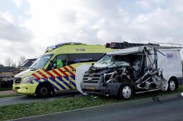 Ravage bij aanrijding Wormer: bestelbus tegen onderkant vrachtwagen