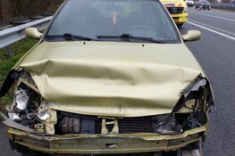 Automobiliste tegen vangrail op Knooppunt Zaandam