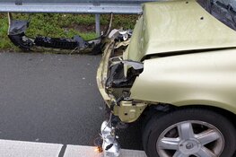 Automobiliste tegen vangrail op Knooppunt Zaandam