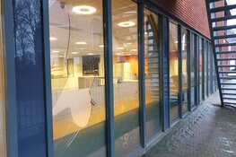 Vandalen vernielen ruiten gemeentehuis en auto Oostzaan