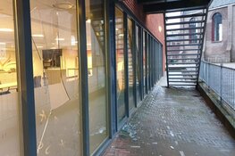 Vandalen vernielen ruiten gemeentehuis en auto Oostzaan