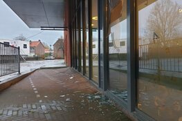 Vandalen vernielen ruiten gemeentehuis en auto Oostzaan