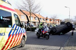 Auto over de kop in 30km zone