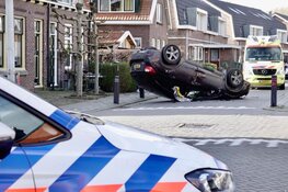 Auto over de kop in 30km zone