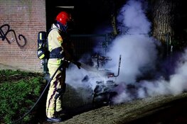 Scootmobiel brandt uit in Assendelft; vermoedelijk aangestoken