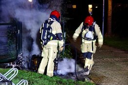 Scootmobiel brandt uit in Assendelft; vermoedelijk aangestoken