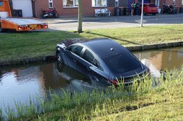 Auto niet op de handrem, en belandt in sloot