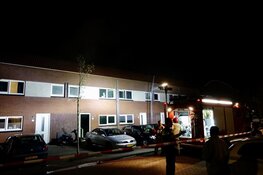 Woningbrand in Assendelft; politie waarschuwt omwonenden afstand van elkaar te houden