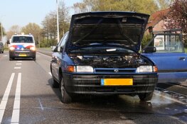 Auto vliegt in brand op N515 bij Westzaan