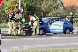 Auto vliegt in brand op N515 bij Westzaan