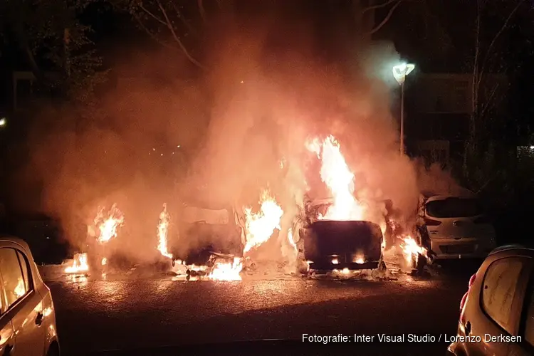 Meerdere auto&#39;s beschadigd door brand