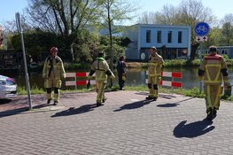 Vrouw op scootmobiel uit het water gehaald door buurtbewoner