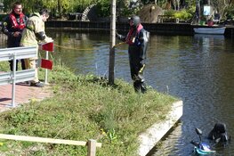 Vrouw op scootmobiel uit het water gehaald door buurtbewoner