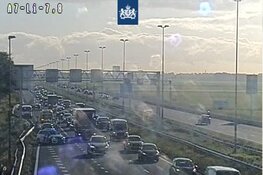 Stalen buis doorboort voorruit op A7: automobilist komt met de schrik vrij