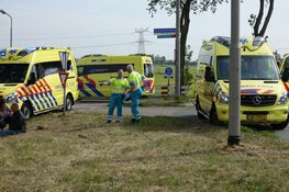 Ongeval met fietsers en bromfiets, drie gewonden