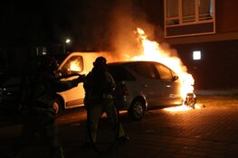 Auto in brand in Poelenburg: politie start buurtonderzoek