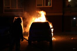 Auto in brand in Poelenburg: politie start buurtonderzoek