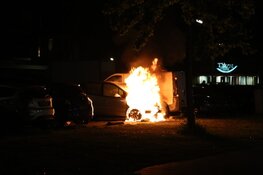 Auto in brand in Poelenburg: politie start buurtonderzoek