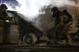 Auto in brand in Poelenburg: politie start buurtonderzoek