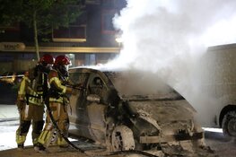Auto in brand in Poelenburg: politie start buurtonderzoek