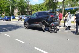 Aanrijding in Zaandam: wielen schieten uit de as