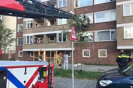 Moeder buitengesloten op balkon, kind nog binnen