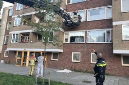 Moeder buitengesloten op balkon, kind nog binnen