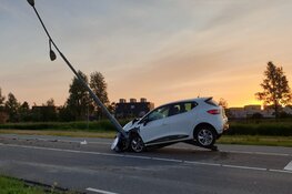 Auto tegen lantaarnpaal in Assendelft, bestuurder op de vlucht