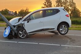 Auto tegen lantaarnpaal in Assendelft, bestuurder op de vlucht