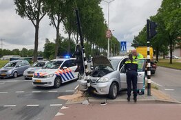 Automobiliste rijdt tegen verkeerslicht in Zaandam