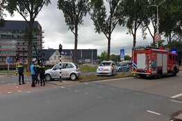 Automobiliste rijdt tegen verkeerslicht in Zaandam
