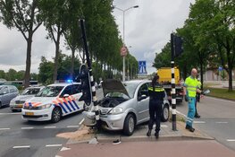 Automobiliste rijdt tegen verkeerslicht in Zaandam