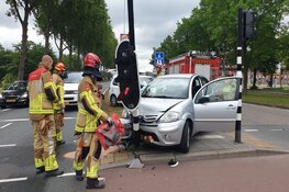 Automobiliste rijdt tegen verkeerslicht in Zaandam