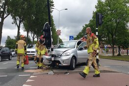Automobiliste rijdt tegen verkeerslicht in Zaandam