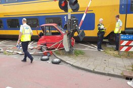 Door het oog van de naald op spoorwegovergang in Zaandijk