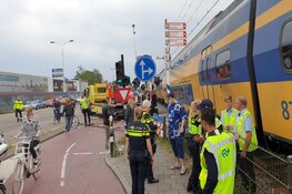 Door het oog van de naald op spoorwegovergang in Zaandijk