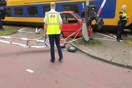Door het oog van de naald op spoorwegovergang in Zaandijk
