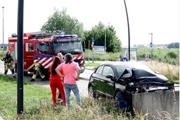 Automobiliste gewond na botsing met brug in Assendelft
